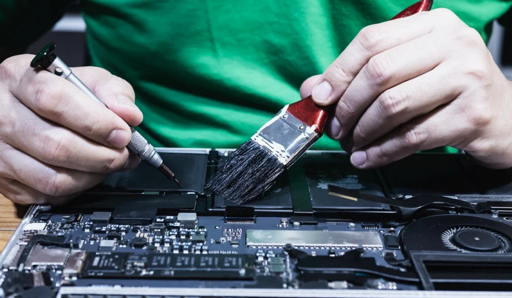 راهنمای کامل مراقبت از لپ‌تاپ: افزایش عمر و جلوگیری از خرابی دستگاه