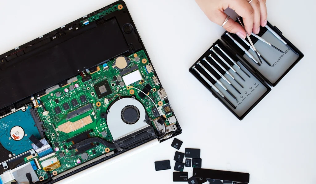 ۱۳ مشکل رایج لپتاپ و راهحلهایی که واقعاً کار میکنند