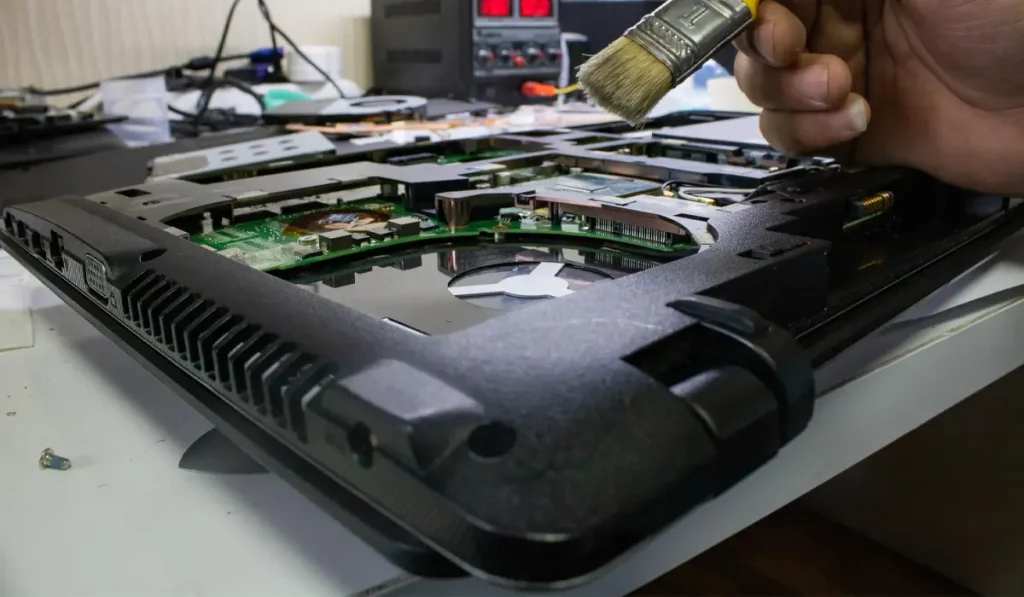 چگونه لپ تاپ را تعمیر کنیم؟ پاسخ به ۱۰ سؤال رایج کاربران