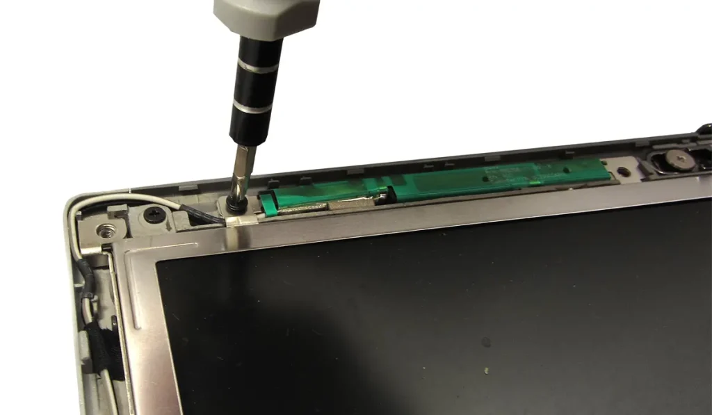 تعمیر جای پیچ شکسته لپ تاپ: چگونه بدون تعویض قاب تعمیر کنیم؟