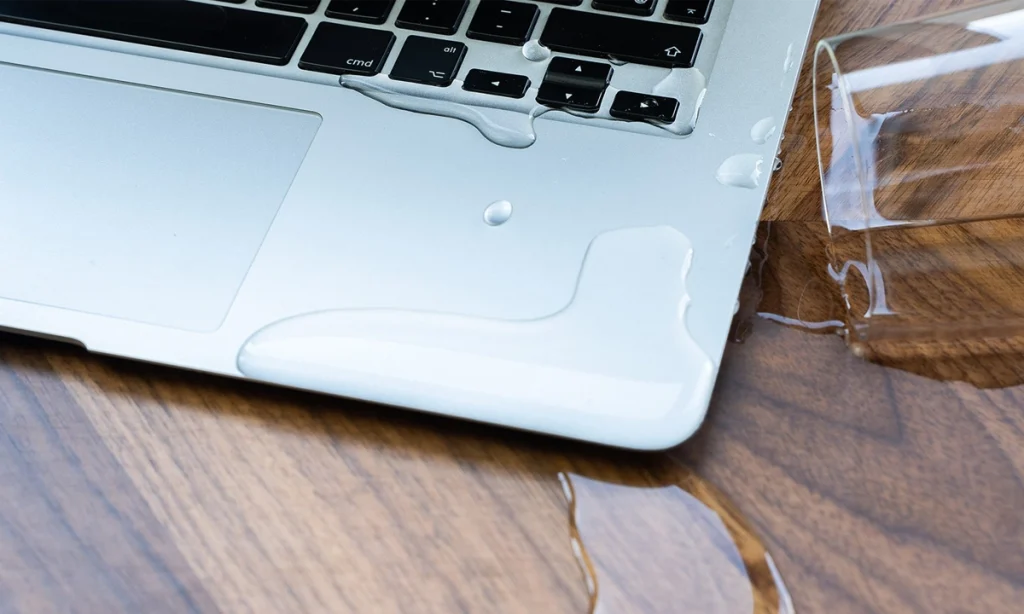 تعمیر تخصصی لپتاپ آبخورده در تهران | راهنمای فوری و اقدامات نجاتدهنده